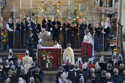 France, Finistere, Locronan, labelled Les plus Beaux Villages de France (The Most Beautiful Villages of France), procession of the small Troménie, arrival of the box reliquary containing the coasts relics of St. Ronan at the church