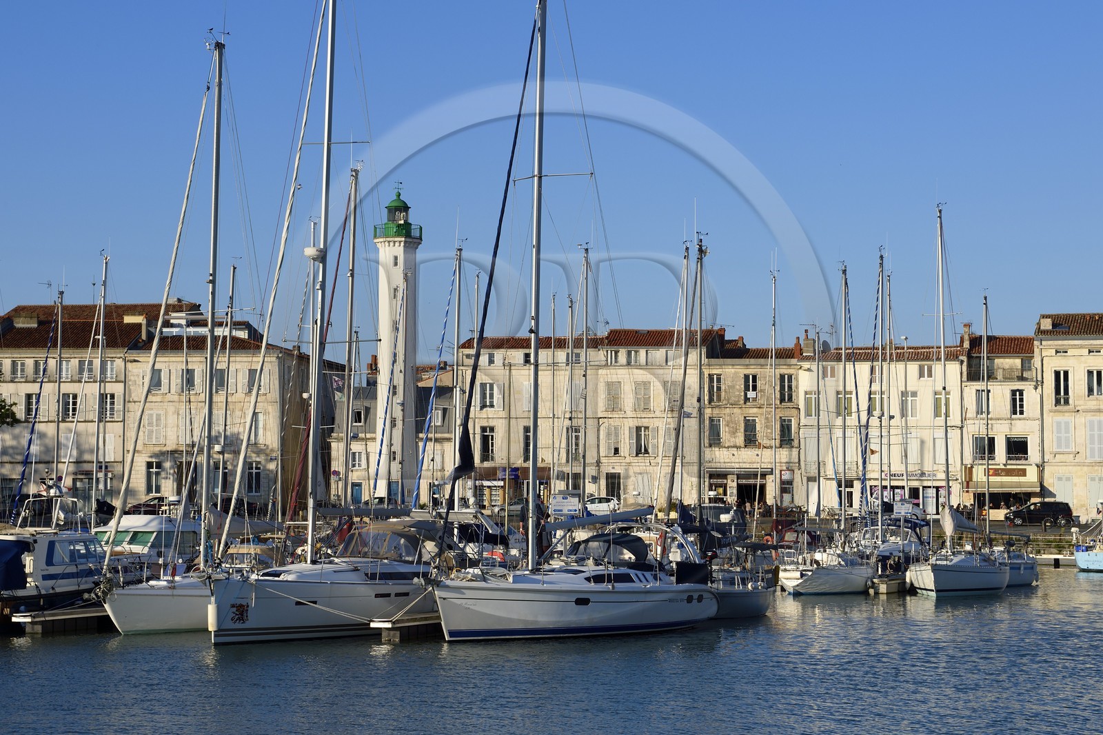 France, Charente-Maritime (17), La Rochelle, le bassin à flot du Vieux-Port et son phare