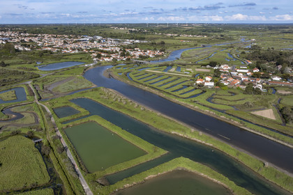 France, Vendée (85), Brem-sur-mer, village de La Gachère et le chenal du Havre de la Gachère (vue aérienne)