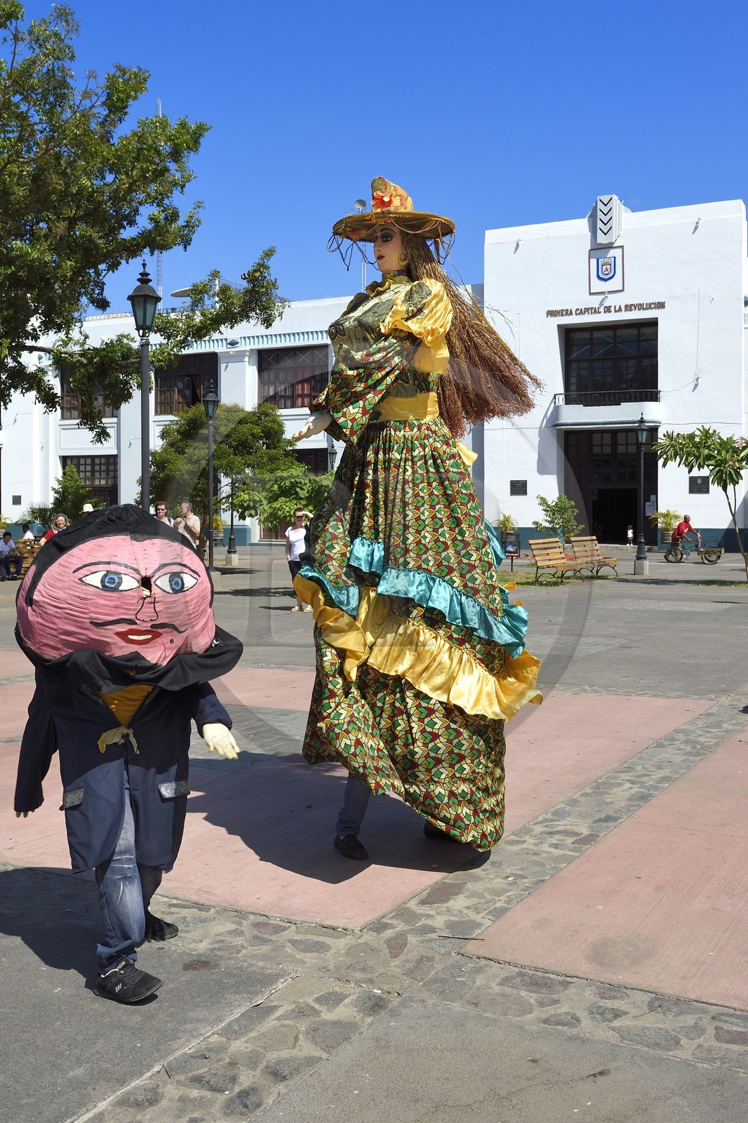 Nicaragua, Leon, la Gigantona sur la place centrale, danse traditionnelle de poupées marionnettes représentant un homme d'origine amérindienne (petit) avec une femme d'origine espagnole (géante) pour se moquer des espagnols qui se mettaient souvent en couple avec des femmes indigènes