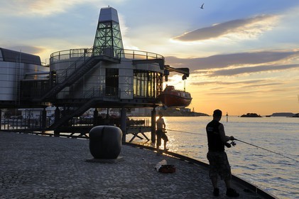 Norvège, Rogaland, Stavanger, pêcheurs devant le musée norvégien du Pétrole Norsk Oljemuseum