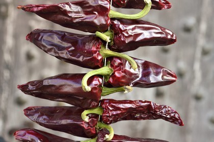 France, Pyrénées-Atlantiques (64), Pays-Basque, Espelette, corde de piments d'Espelette AOP