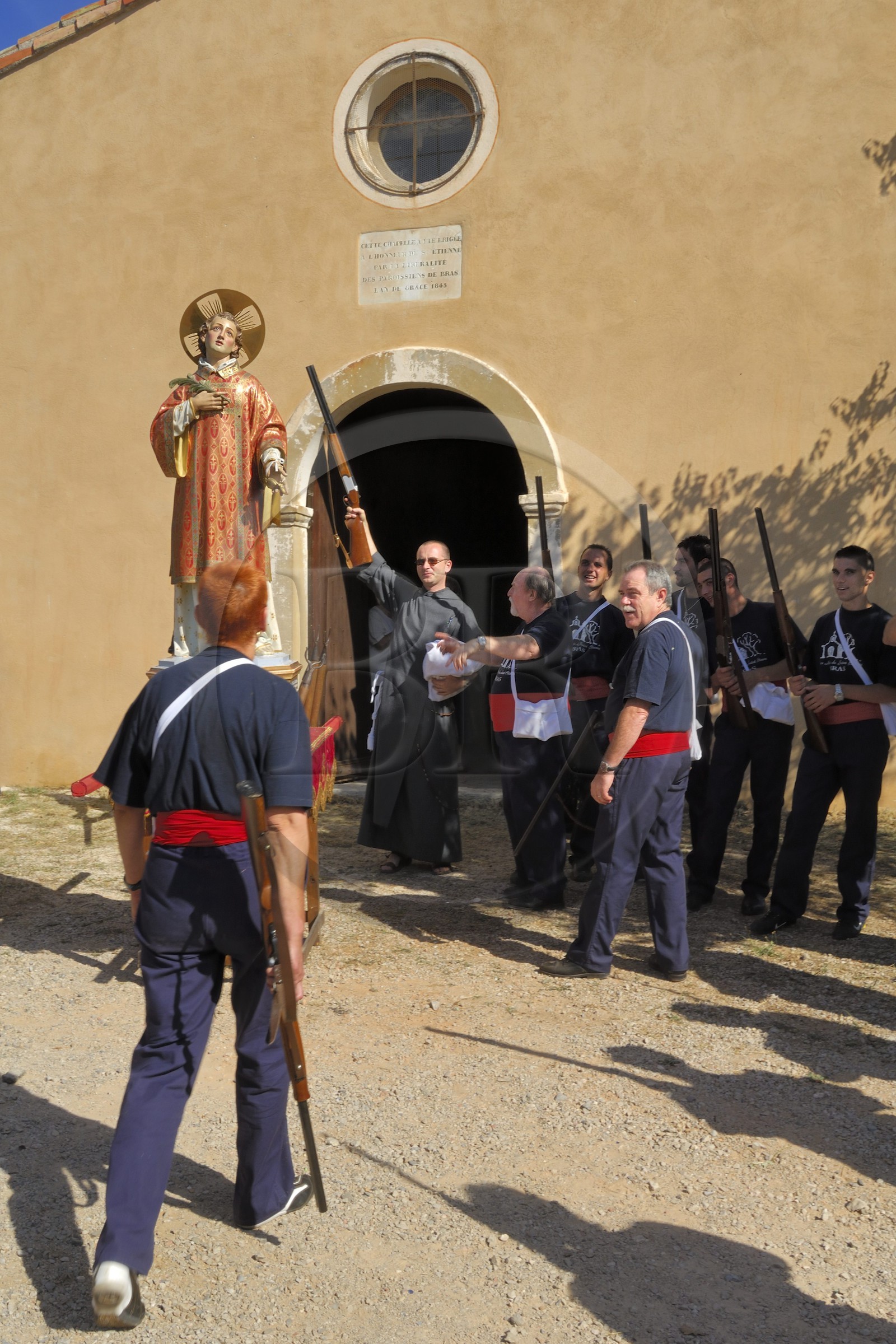 France, Var (83), la Provence Verte, Bras, la Bravade, procession de Saint-Etienne, les bravadeurs tirent des coups de fusils à blanc