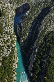 Var (83) rive gauche et Alpes-de-Haute-Provence (04) rive droite, Parc Naturel Régional du Verdon, les Gorges du Verdon débouchant sur le lac de Sainte Croix (vue aérienne)