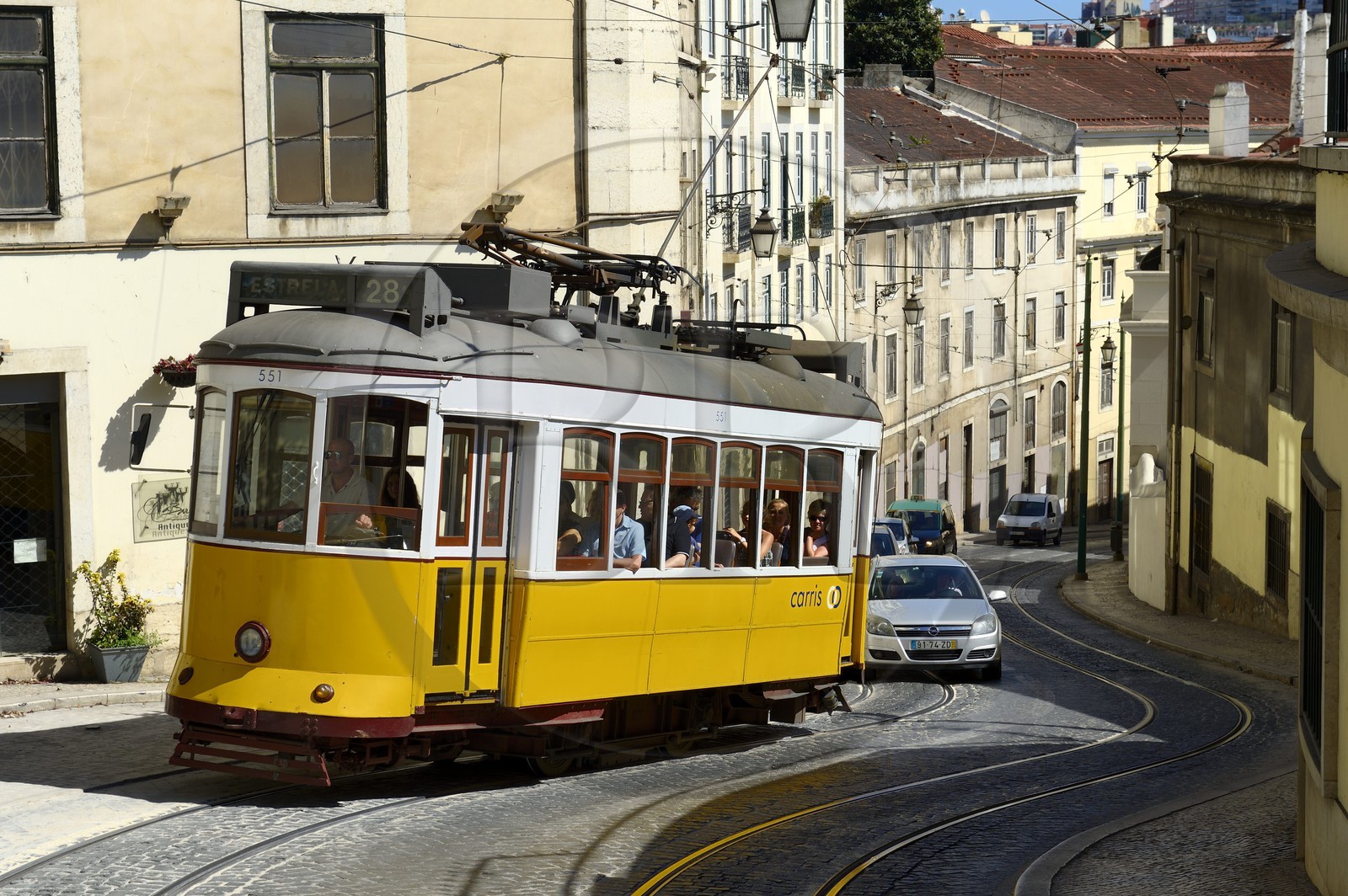 Portugal, Lisbonne, quartier du Chiado, tramway (electricos) de la ligne 28 dans la descente de la rua Cordon