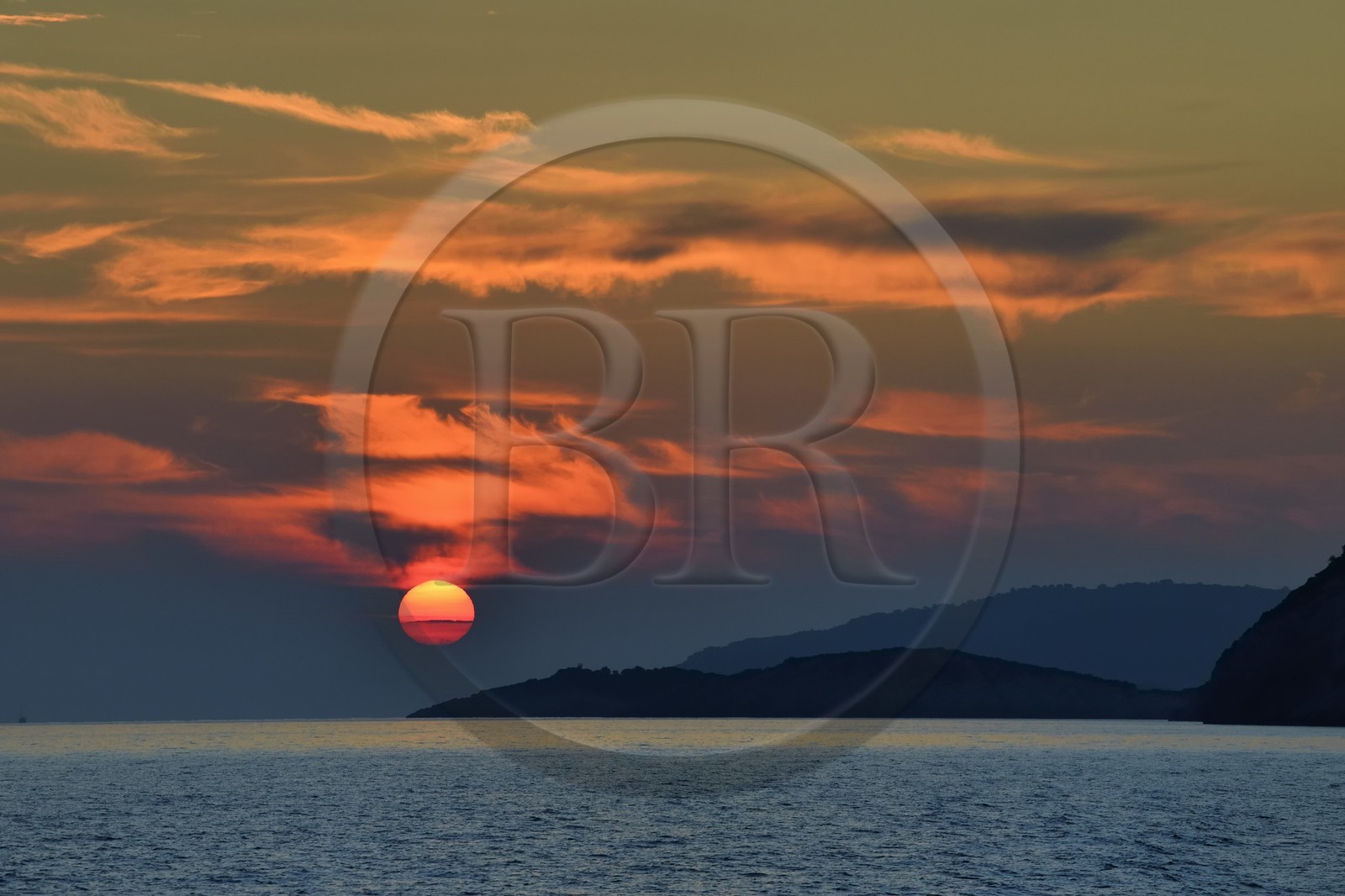 Croatie, Dalmatie, cote dalmate, lever de soleil au large de l'Ile de Vis