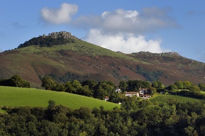 France, Pyrénées-Atlantiques (64), Pays-Basque, Espelette, hameau au pied du mont Mondarrain