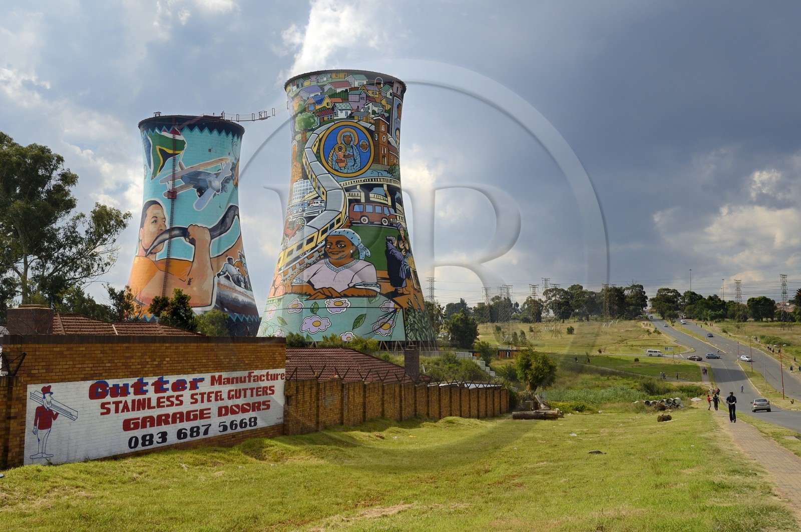Afrique du Sud, province de Gauteng, Johannesburg, Orlando Towers qui dominent le quartier d'Orlando du township de Soweto, les deux tours de refroidissement de la centrale d'Orlando