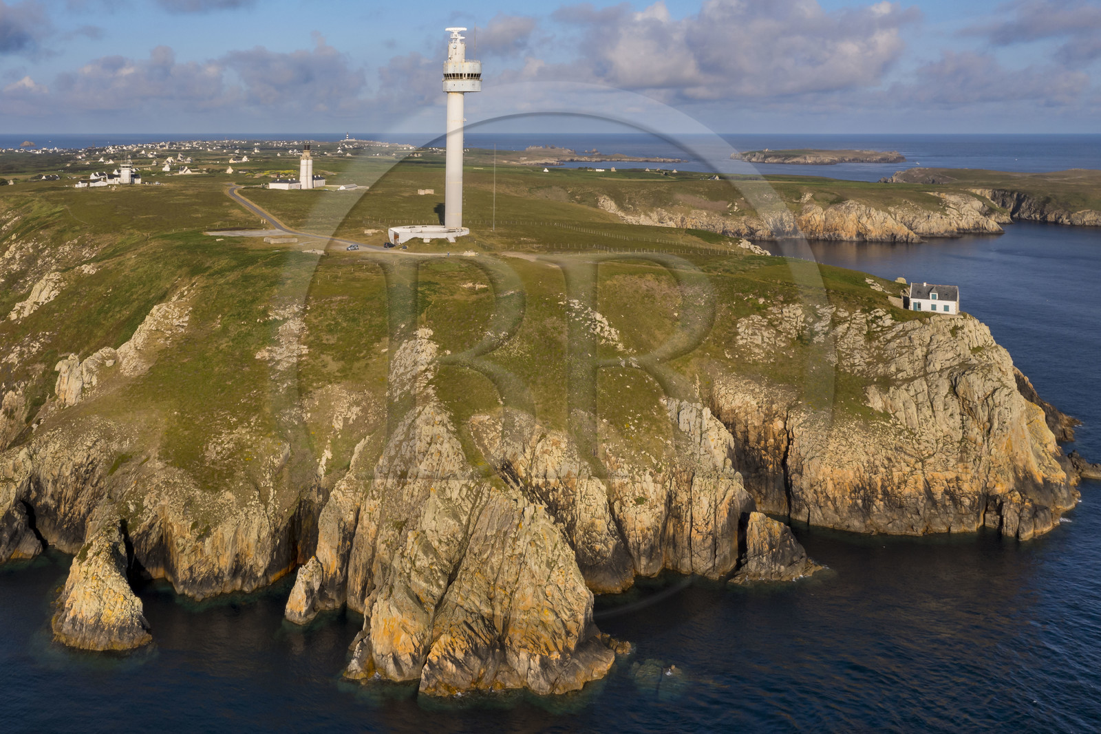 France, Finistère (29), Mer d'Iroise, Ile d'Ouessant, tour radar du Stiff de l'architecte Jean Prouvé (1982) qui surveille le rail de circulation maritime dans la Manche pour le Cross Corsen, le semaphore, le phare du Stiff et l'Ile de Keller en arrière plan (vue aérienne)