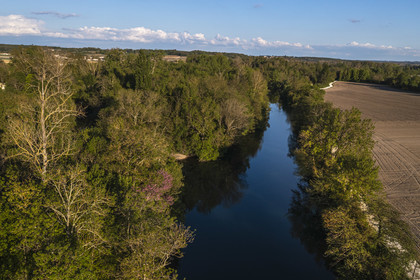 France, Charente (16), Saint-Simon, La Charente encore très nature en amont du village et l'ancien chemin de halage devenu aujourd'hui la véloroute la Flow Vélo sur la droite(vue aérienne)