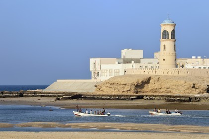 Sultanat d'Oman, gouvernorat de Ash Sharqiyah, ville et port de Sour, le vieux quartier de pêcheurs de Al Ayjah et son phare, pecheurs sortant du port sur leur barque