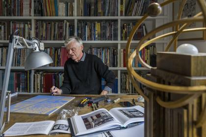 France, Paris (75), le dessinateur et auteur de bande-dessinée François Schuiten dans son atelier parisien, il fait des retouches à son dessin sur une des futures plaques de céramique qui orneront le quai de la station de métro Pont de Sèvres du futur réseau du Grand Paris Express