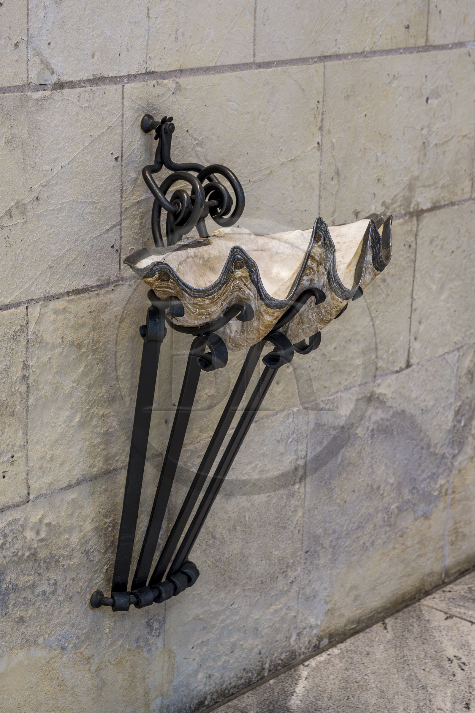 Espagne, Catalogne, Barcelone, quartier de l'Eixample, basilique de la Sagrada Familia de l'architecte du modernisme catalan Antoni Gaudi classée Patrimoine Mondial de l'UNESCO, bénitier en forme de conque