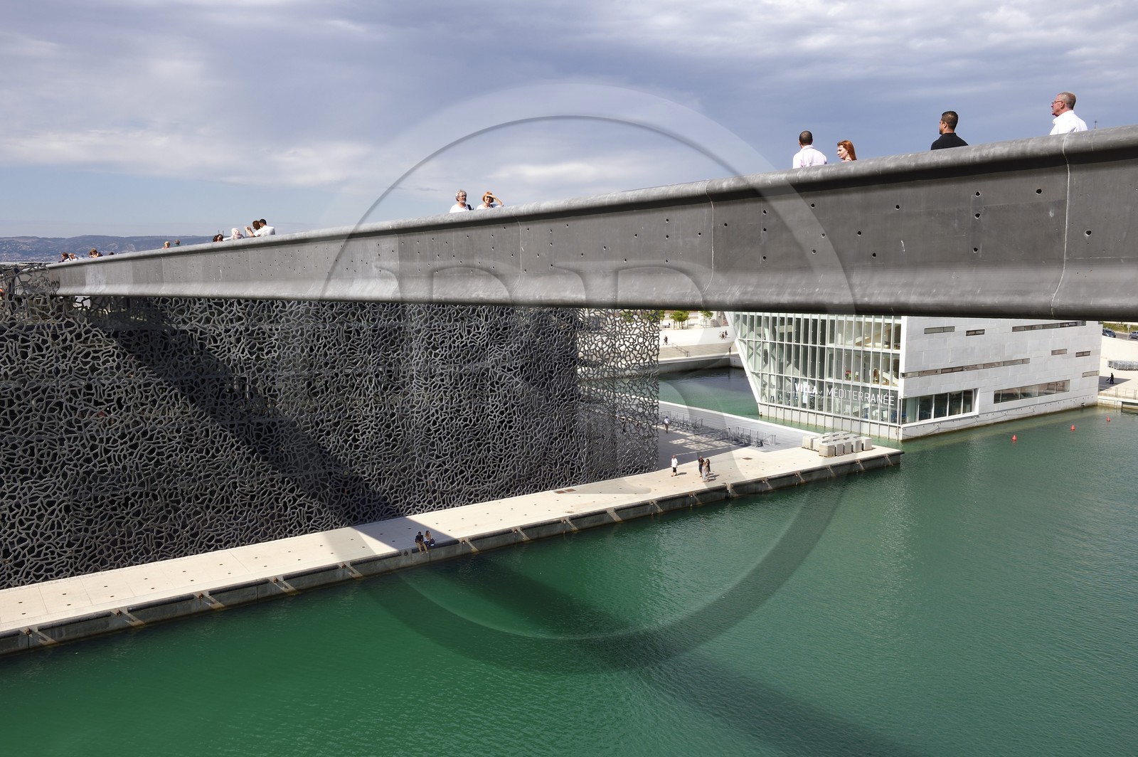 France, Bouches-du-Rhône (13), Marseille, passerelle du MuCEM (Musée des civilisations de l'Europe et de la Méditerranée) par les architectes Rudy Ricciotti et R. Carta et La Villa Méditerranée de l'architecte Stefano Boeri en arrière plan