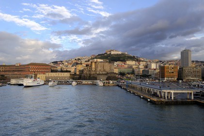 Italie, Campanie, Naples, centre historique classé Patrimoine Mondial de l'UNESCO, Castel San Elmo sur la colline de Naples, le Palazzo Reale à gauche, le Castel Nuovo au centre et le port passagers à droite