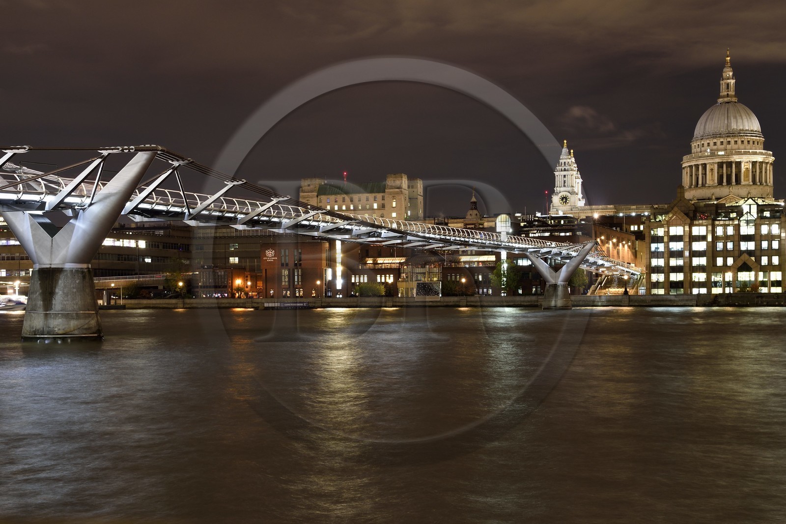 Royaume-Uni, Londres, la City, le pont du Millénaire (Millennium Bridge) de l'architecte Norman Foster sur la Tamise et la cathédrale Saint-Paul en arrière plan