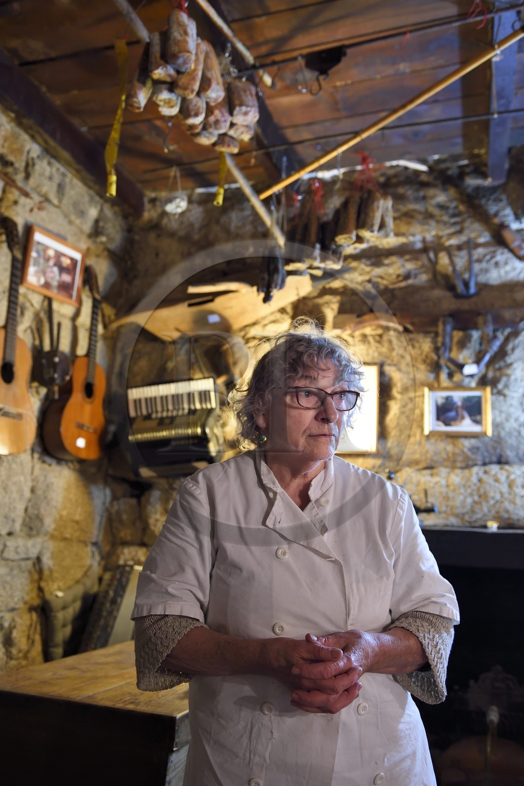 France, Corse-du-Sud (2A), Sartène, Hélene Bourgeois au commandes de l'auberge l'Oasis du Lion depuis 1976 et ardente combattante pour la sauvegarde des tours de Roccapina