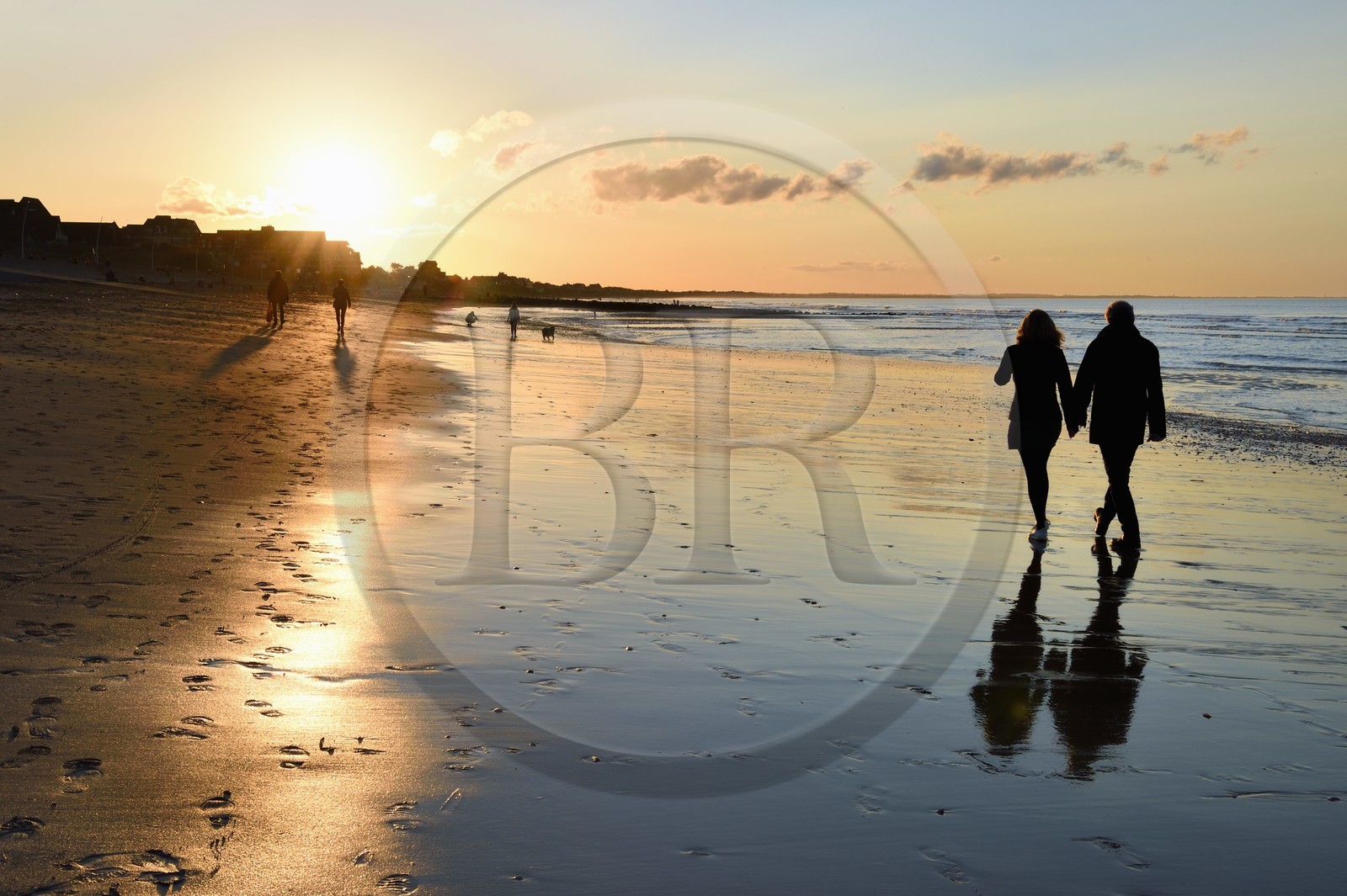 France, Calvados (14), Pays d'Auge, la côte Fleurie, Cabourg, promenade au coucher de soleil sur la plage de la station balnéaire