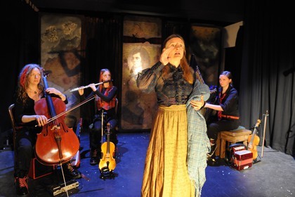 Royaume-Uni, Ecosse, théatre de Moffat, Gerda Stevenson dans la pièce de théatre musicale qui conte la vie de Robet Burns The Lasses, O de Janet Paisley dirigé par Gerry Mulgrew