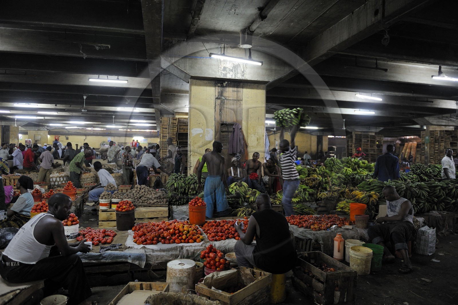 Tanzanie, Dar es-Salaam, le grand marché central de Kariakoo, la partie basse au sous-sol