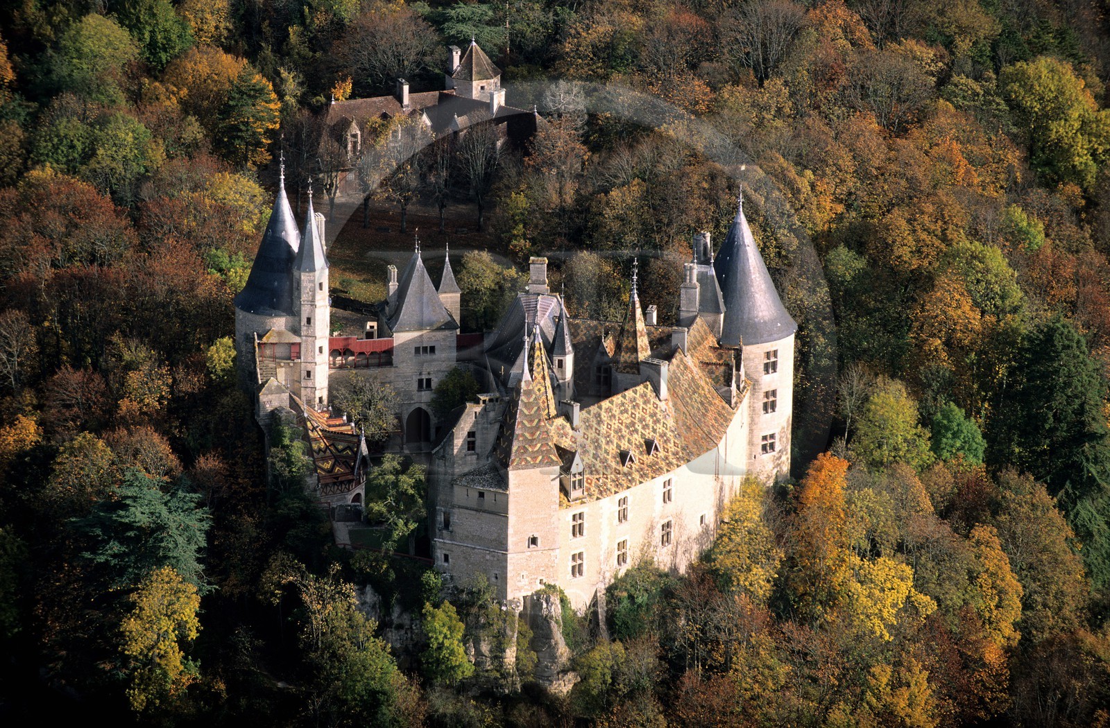 France, Côte-d'Or (21), château de la Rochepot aux toits de tuiles vernissées (vue aérienne)