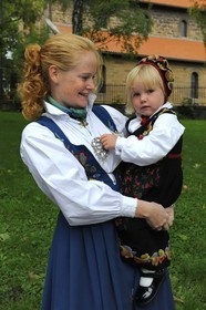 Norvège, Oslo, famille se rendant à la messe à Gamle Aker kirke en costume traditionnel Bunad