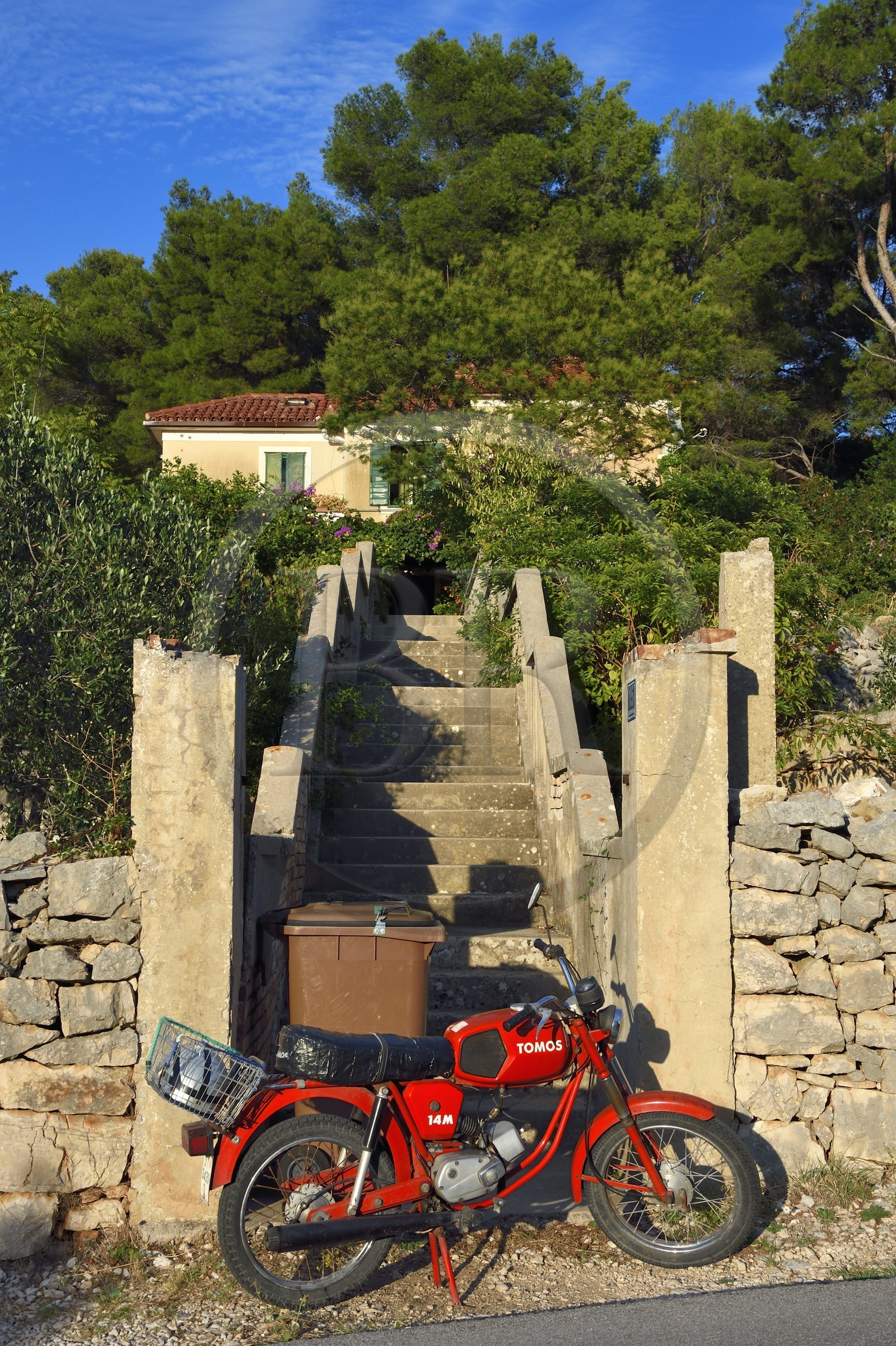 Croatie, Dalmatie, cote dalmate, Ile de Vis, moto Tomos 14M produite dans les années 1980 en Tchecoslovaquie