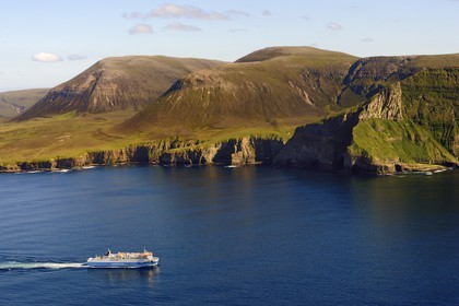 Royaume-Uni, Ecosse, Iles Orcades, Ile de Hoy, le ferry en provenance de Stromness devant Ward Hill qui est la plus haute colline dans les Orcades (vue aérienne)