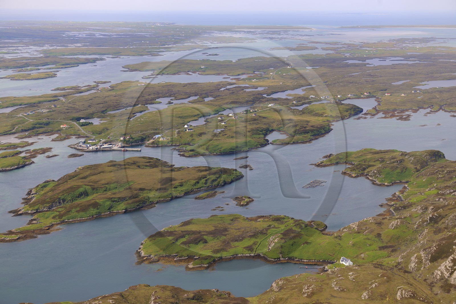 Royaume-Uni, Ecosse, Hébrides extérieures, Ile de North Uist recouvert d'une mosaïque de tourbières, basses collines et lochs, Grimsay (vue aérienne)