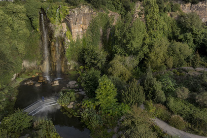 France, Loire-Atlantique (44), Nantes, quartier de Chantenay, le Jardin Extraordinaire, parc public situé dans l'ancienne Carrière de Miséry avec sa cascade artificielle de 25 m de haut (vue aérienne)