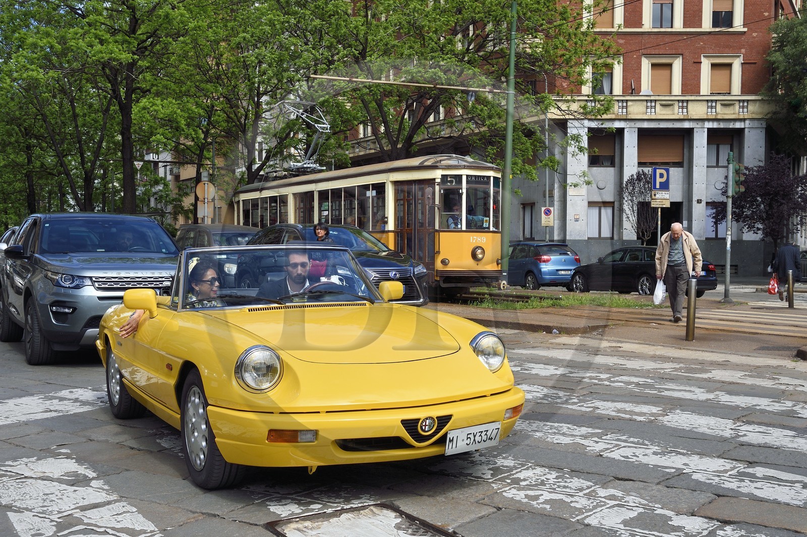 Italie, Lombardie, Milan, cabriolet Alfa Romeo Duetto Spider jaune dans les rues de la ville