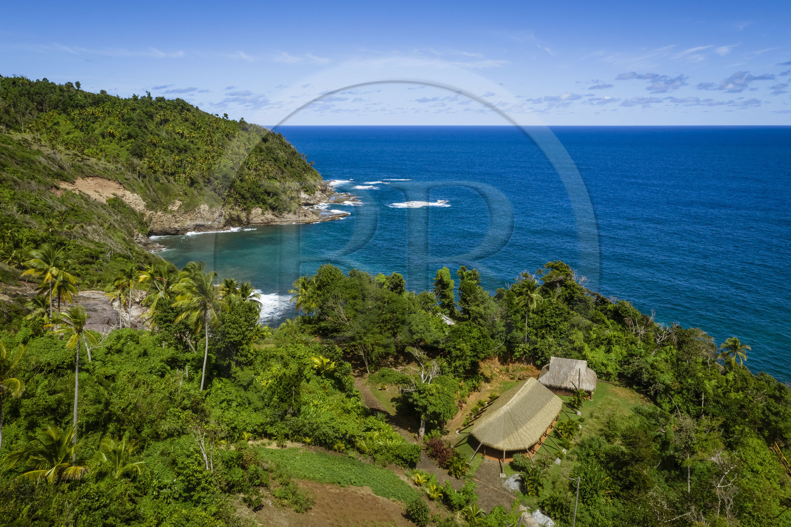 Caraïbes, Ile de la Dominique, Salybia, Territoire Kalinago, Kalinago Barana Autê (le village Caraïbe en bord de mer), grand village des indiens Kalinagos destiné à la mise en valeur et au partage de leurs activités traditionnelles (vue aérienne)