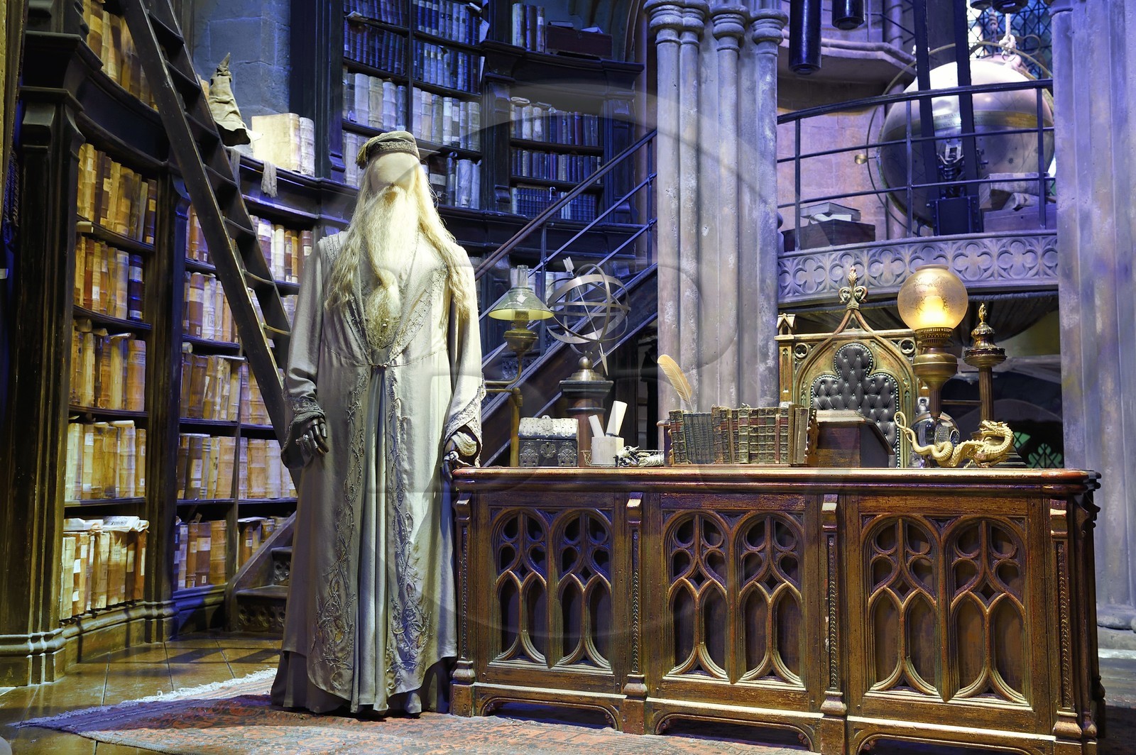 Royaume-Uni, Hertfordshire, Leavesden, Leavesden Film Studios, Harry Potter Studio Tour London, les coulisses du tournage des 8 films de Harry Potter, le bureau de professeur Dumbledore à l'école de Poudlard