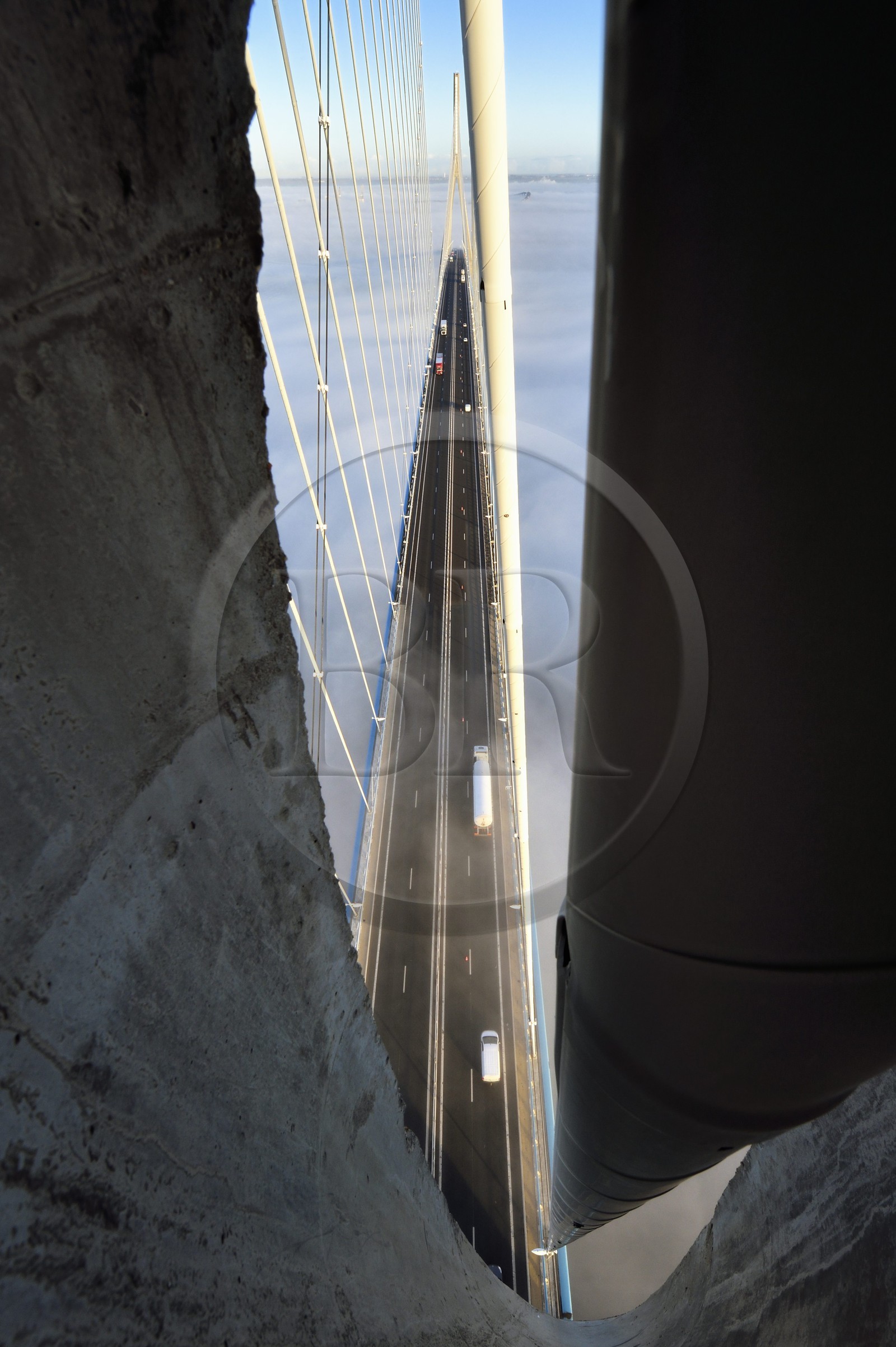 France, entre Calvados (14) et Seine-Maritime (76), le Pont de Normandie enjambe la Seine, ouverture dans le pylone pour laisser passer un hauban qui soutient le pont