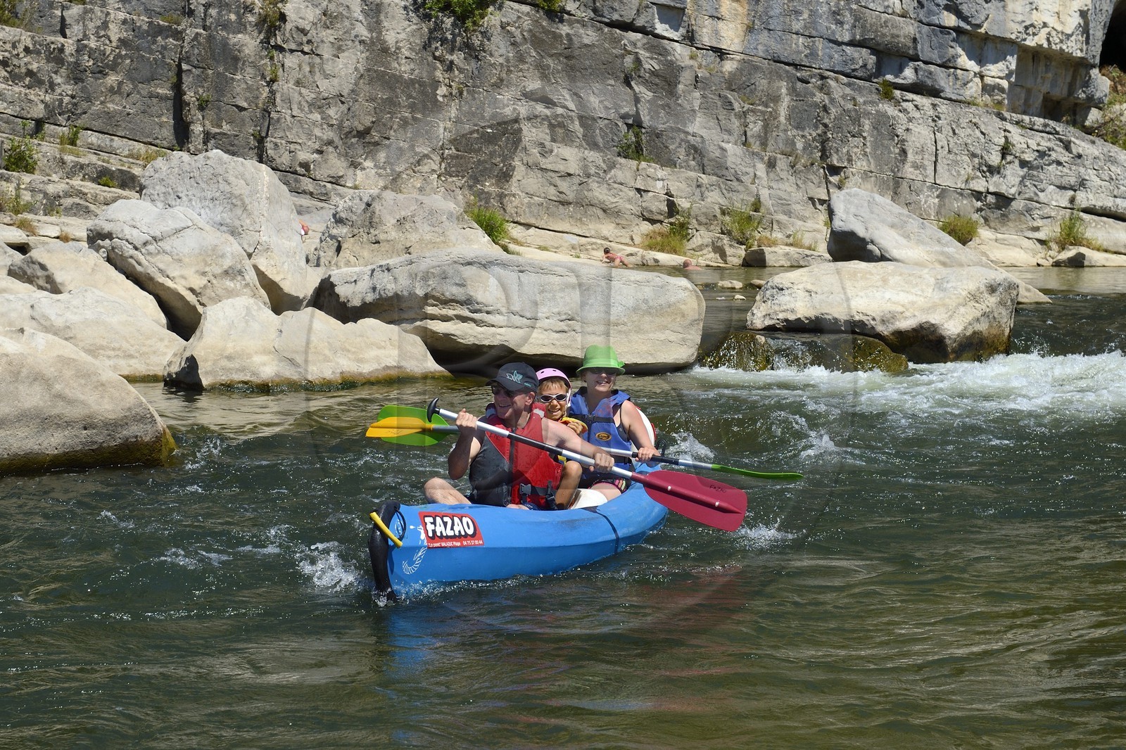 France, Ardèche (07), Ruoms, kayaks descendant la rivière Ardèche dans les défilés de Ruoms à Pradons, passage de rapides vers le cirque de Giens France, Ardèche (07), Ruoms, kayaks descendant la rivière Ardèche dans les défilés de Ruoms à Pradons, passage de rapides vers le cirque de Giens