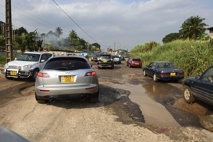 Gabon, Libreville, trous sur la Route National 1