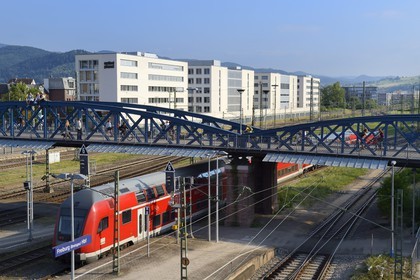 Germany, Baden-Wurttemberg, Freiburg im Breisgau, Central Station, the blue bridge (wiwili-bridge) above the railway track