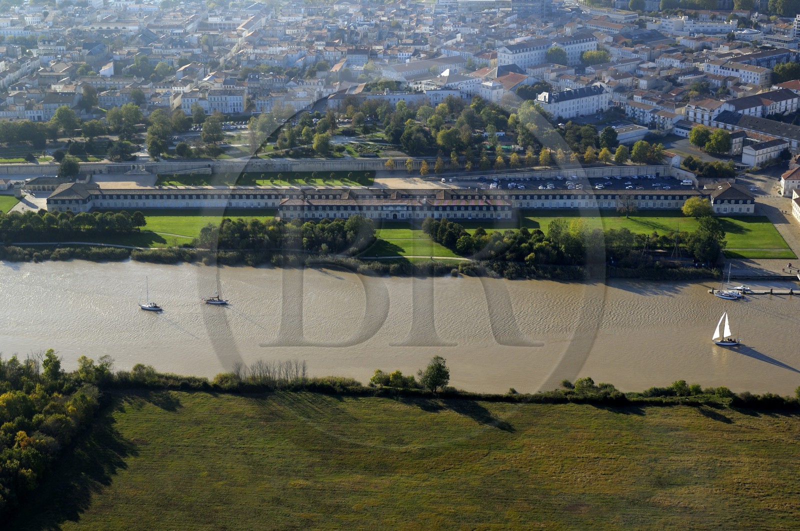 France, Charente-Maritime (17), Rochefort, quartier de l'Arsenal, la Corderie Royale conçue par Colbert en 1666, longue de 370m, et la Charente (vue aérienne)