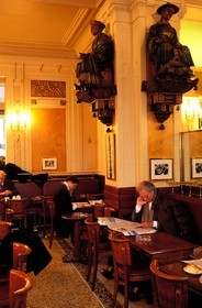 France, Paris (75), intérieur du café Les Deux Magots boulevard Saint-Germain