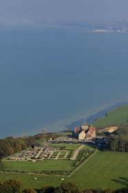 France, Seine-Maritime (76), Pays de Caux, l'église de Varengeville-sur-Mer et son cimetière marin surplombant les falaises de la Côte d'Albatre (vue aérienne)