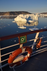 Groenland, cote ouest, baie de Disko, le bateau de croisière MS Fram de la compagnie Hurtigruten progresse entre les icebergs de la baie de Quervain