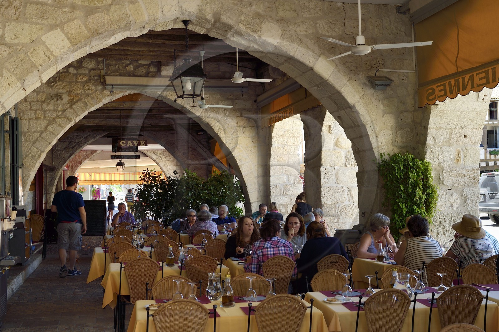 France, Dordogne, Perigord Pourpre, Bastide of Eymet, central square (Place Gambetta), Les Arcades restaurant France, Dordogne, Perigord Pourpre, Bastide of Eymet, central square (Place Gambetta), Les Arcades restaurant