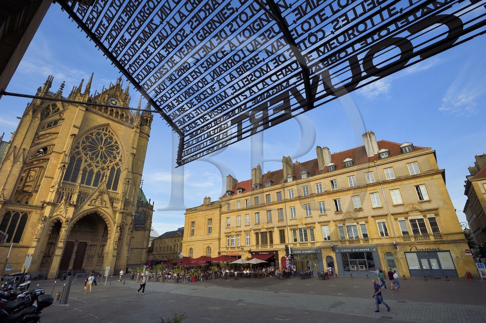 France, Moselle (57), Metz, la cathédrale Saint-Etienne en pierre de Jaumont, la facade occidentale au-dessus du portail principal et auvent du marché couvert place Jean Paul 2