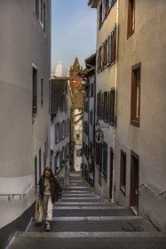 Suisse, Bâle, Vieille ville du Grand Bâle (rive gauche), ruelle et escalier de Imbergasslein qui donne sur la rue Nadelberg, le Rathaus en arrière plan