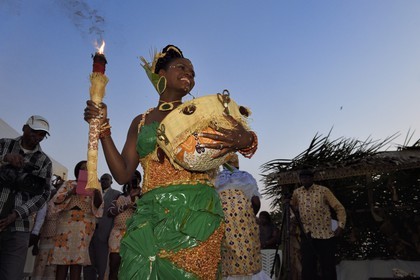 Gabon, Libreville, mariage coutumier, la mariée dotée des symboles traditionnels