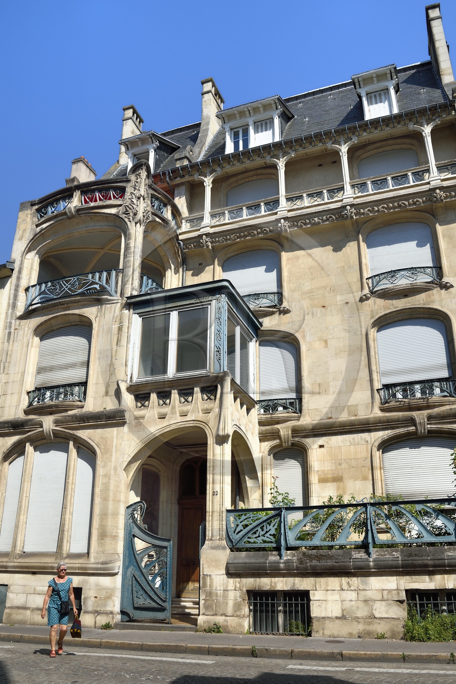 France, Meurthe et Moselle (54), Nancy, immeuble à gradins (1901-1902) de l'architecte Georges Biet au 22 rue de la Commanderie d'inspiration Art Nouveau et néo-gothique, la structure métallique ajoutée vers 1927 couvrant le corps de terrasse est de Jean Prouvé