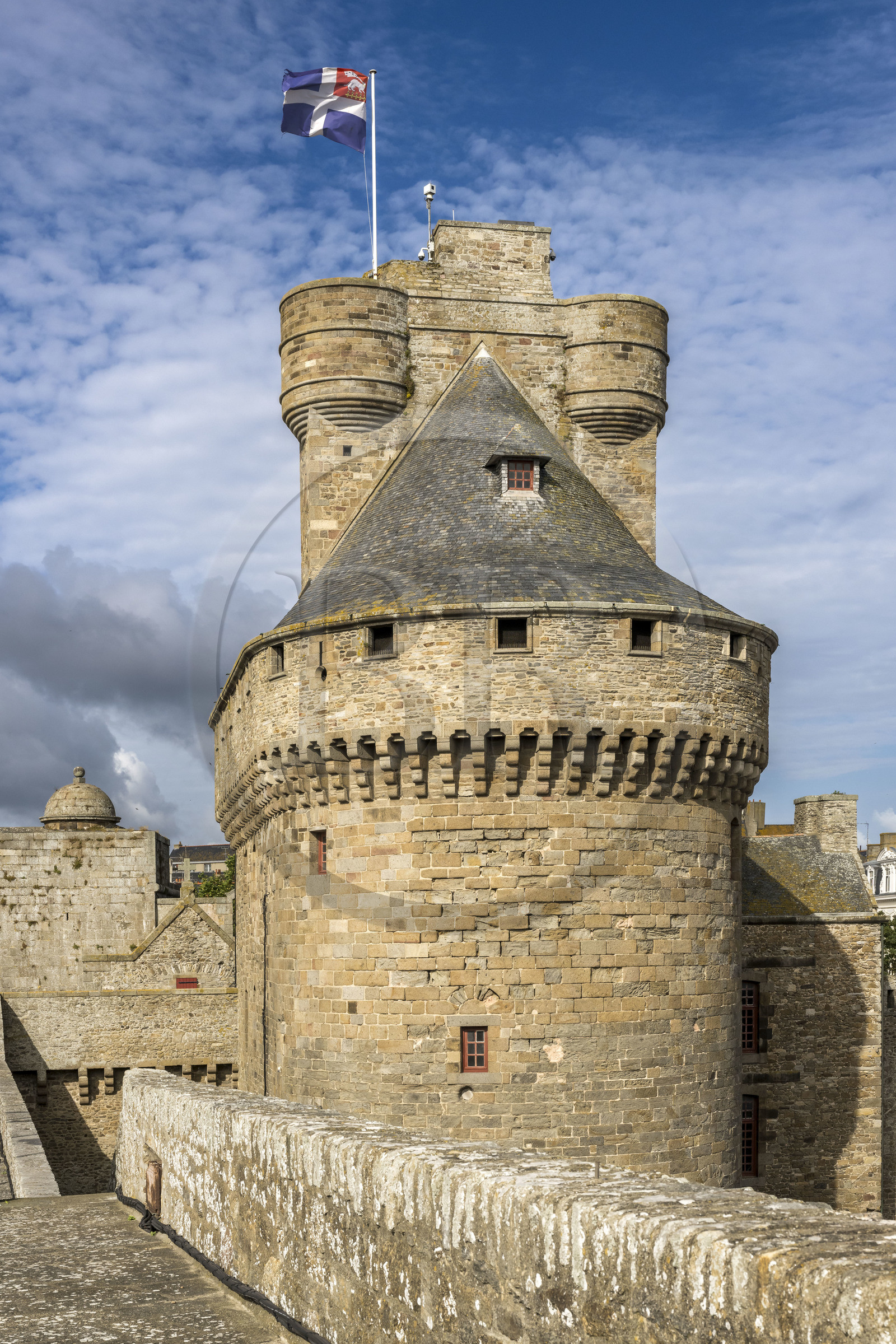 France, Ille-et-Vilaine (35), Côte d'Emeraude, Saint-Malo, le chateau de Saint-Malo (XVème siècle) qui abrite l'Hotel de Ville et le Grand Donjon sur lequel flotte le drapeau de la ville