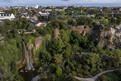 France, Loire-Atlantique (44), Nantes, quartier de Chantenay, le Jardin Extraordinaire, parc public situé dans l'ancienne Carrière de Miséry avec sa cascade artificielle de 25 m de haut (vue aérienne)