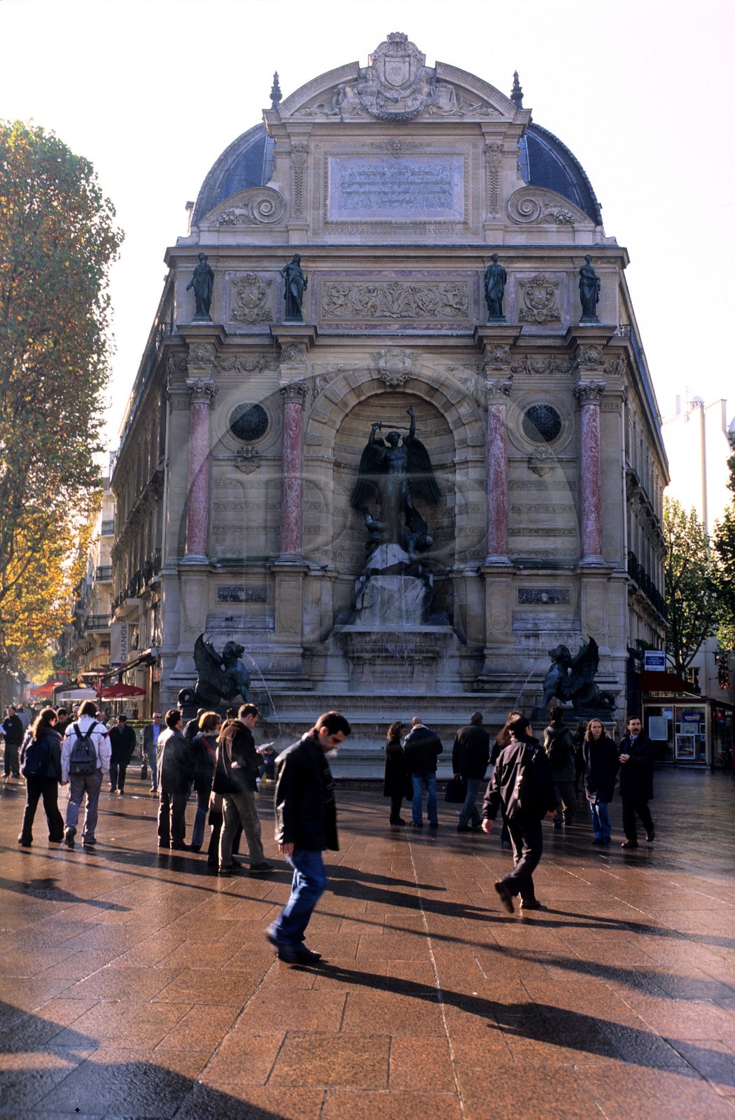 France, Paris (75), quartier de Saint-Germain-des-Prés, la fontaine Saint-Michel par Daviot sur la place Saint-Michel