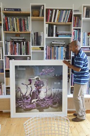 Afrique du Sud, province de Gauteng, Johannesburg, Galerie Momo à Parktown North, création et photo de l'artiste Mary Sibande appelée le pourpre régira (the purple shall govern)